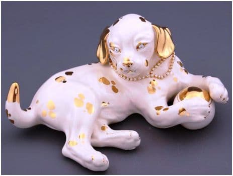 Щенок с клубком белый с золотом. Скульптура Ahura. Длина 26 см