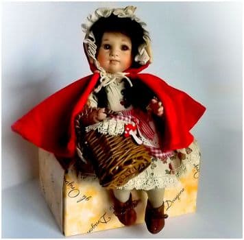 Итальянская фарфоровая кукла CAPPUCCETTO ROSSO Красная шапочка Высота 30 см. Италия Montedragone  Ручная работа