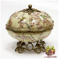 Вазочка с крышкой. Фарфор и бронза. Декор Пара птиц в цветущем саду. Ручная работа. Высота 15 см