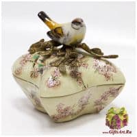 Шкатулка. Фарфор и бронза. Декор Пара птиц в цветущем саду. Ручная работа. Высота 13 см