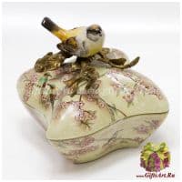 Шкатулка. Фарфор и бронза. Декор Пара птиц в цветущем саду. Ручная работа. Высота 16 см