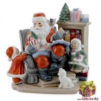 Дед Мороз с малышами. Керамическая фигурка. Высота 17 см.