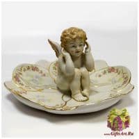 Блюдо-лист с ангелом. Фарфор в стиле Meissen. Длина 23 см.