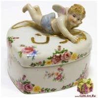 Шкатулка-сердце с ангелом. Фарфор в стиле Meissen. Длина 10 см.