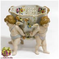 Четыре ангела держат чашу. Фарфор в стиле Meissen. Размер 18 см.