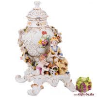 Ваза Дама с ребёнком на отдыхе. Фарфор в стиле Meissen. Высота 31 см.