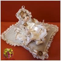 Итальянская фарфоровая кукла Bebe Montedragone Малышка на подушке. 18 см. Италия