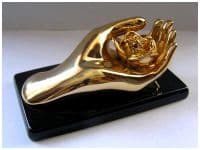 Рука с розой - символ чистой божественной любви!