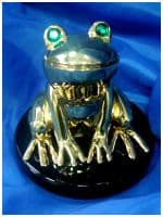 Лягушка с зелеными глазами - символ скрытой красоты.