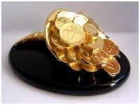 Рог изобилия c деньгами - символ богатства.