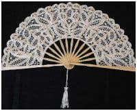 Веер кружевной, размер 27 х 52