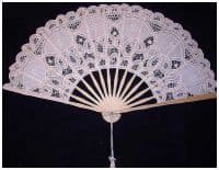 Веер кружевной бежевый, размер 27 х 50 см - вид 1 миниатюра