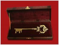 Сувенирный ключ сувенир в подарочном футляре