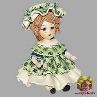 Статуэтка &quot;Кукла сидящая с темными волосами в зеленом платье&quot;