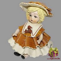 Статуэтка &quot;Кукла сидящая со светлым волосами в коричневом платье&quot;