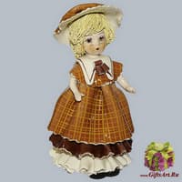 Статуэтка &quot;Кукла со светлыми  волосами в коричневом  платье&quot;