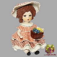 Статуэтка &quot;Кукла сидящая с темными волосами в розовом платье с цветами&quot;