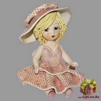 Статуэтка &quot;Кукла сидящая со светлыми волосами в розовом платье &quot;