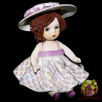 Статуэтка &quot;Кукла сидящая с темными волосами в розовом платье &quot;