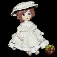 Статуэтка &quot;Кукла сидящая с темными волосами в белом платье &quot;