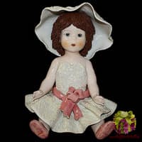 Статуэтка &quot;Кукла сидящая с темными волосами в белом платье с красным поясом&quot;