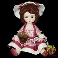 Статуэтка &quot;Кукла сидящая с цветами &quot;