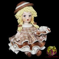 Статуэтка &quot;Кукла сидящая и держащая букет цветов&quot;