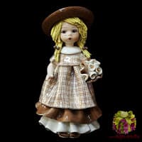 Статуэтка &quot;Кукла стоящая и держащая букет цветов&quot;