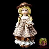 Статуэтка &quot;Кукла стоящая и держащая букет цветов&quot;