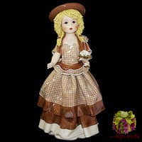 Статуэтка &quot;Кукла с цветами в св. коричневом платье&quot;