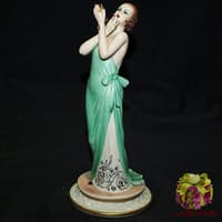 Статуэтка &quot;Дама с помадой&quot;