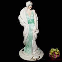 Статуэтка &quot;Утопая в мехах&quot;