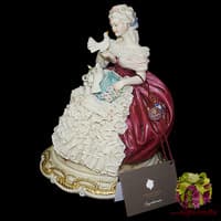Статуэтка &quot;Дама с голубями в бордовом платье&quot;