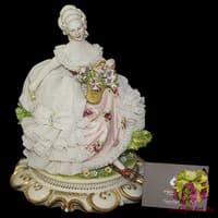 Статуэтка &quot;Дама с цветами&quot;