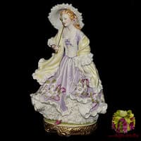 Статуэтка &quot;Леди в шали&quot;