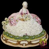 Статуэтка &quot;Дама с корзиной цветов&quot;
