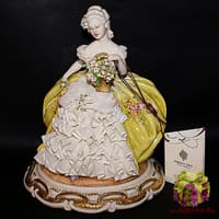 Статуэтка &quot;Дама скорзинкой цветов&quot;