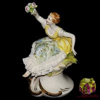 Статуэтка &quot;Барышня с цветами&quot;