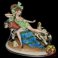 Статуэтка  &quot;Девушка с конфеткой&quot;