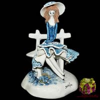 Скульптура &quot;Леди в голубом сидящая на скамейке&quot;