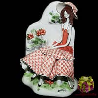 Скульптура  &quot;Дама сидящая на каменной скамейке&quot;