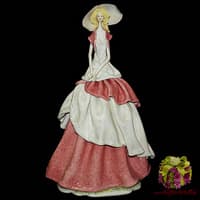 Скульптура &quot;Дама в красном&quot;