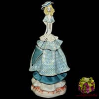Скульптура &quot;Леди в голубом с зонтиком&quot;