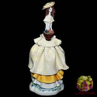 Скульптура &quot;Леди в жёлтом с цветами&quot;