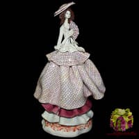 Скульптура &quot;Леди в бордовом&quot;