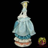 Скульптура &quot;Леди в голубом&quot;