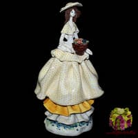 Скульптура &quot; Дама в жёлтом&quot;