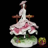 Скульптура &quot;Леди в бордовом сидящая на скамейке&quot;