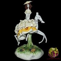 Скульптура &quot; Маленькая леди в жёлтом на лошади&quot;