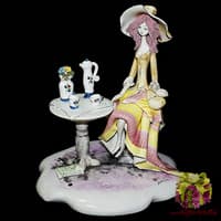 Скульптура &quot;Леди за столиком&quot;